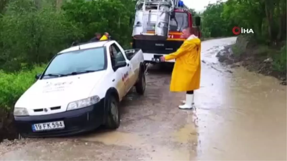 İskilip'te Selde Mahsur Kalan Aile İtfaiye Ekipleri Tarafından Kurtarıldı