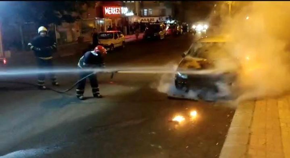 Şanlıurfa\'da seyir halindeki otomobil alev aldı