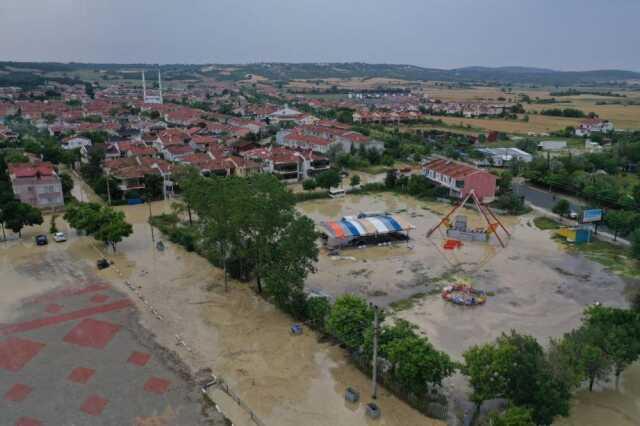 Tatil beldesi Erikli'yi de sel vurdu! Çok sayıda araç yollarda mahsur kaldı