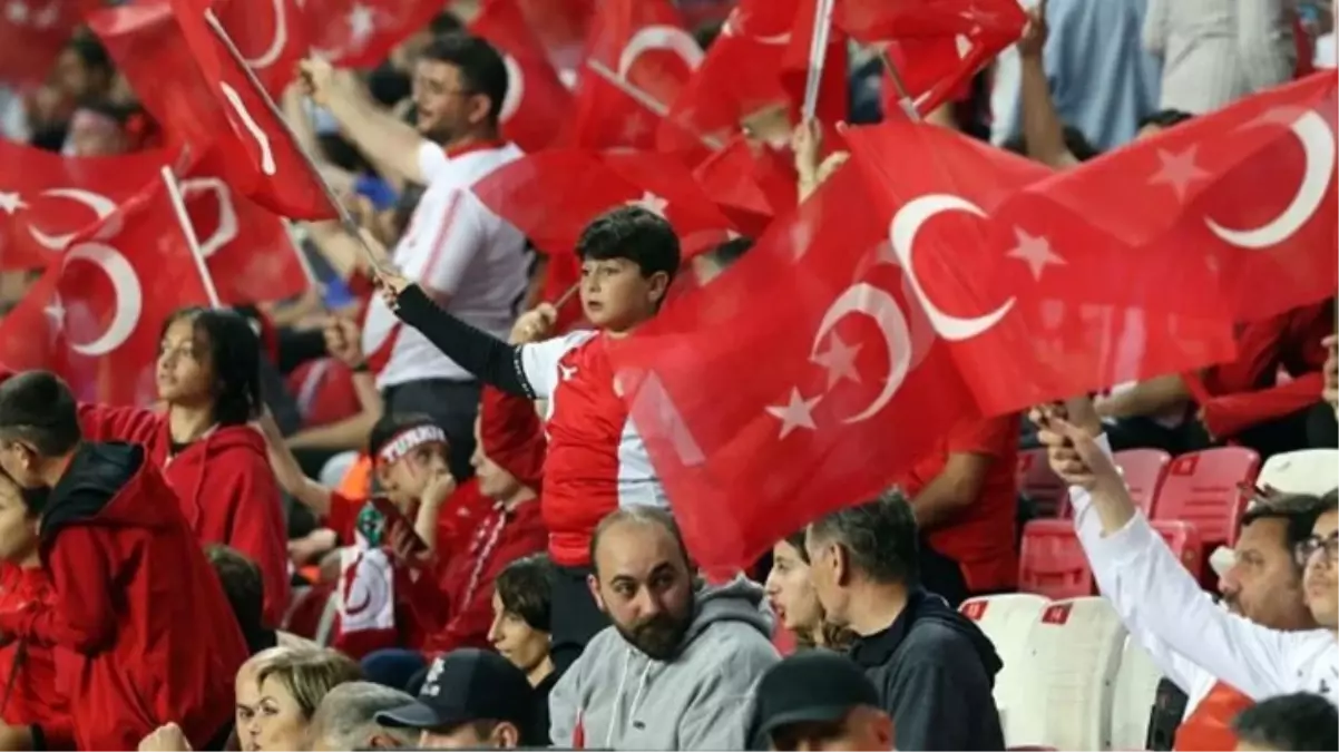 Türkiye-Galler maçında tribünlerde tüyler diken görüntüler