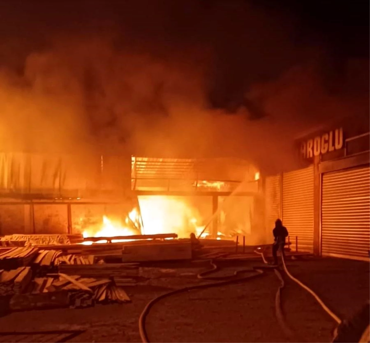 Van\'da Sanayi Sitesinde Çıkan Yangın Söndürüldü