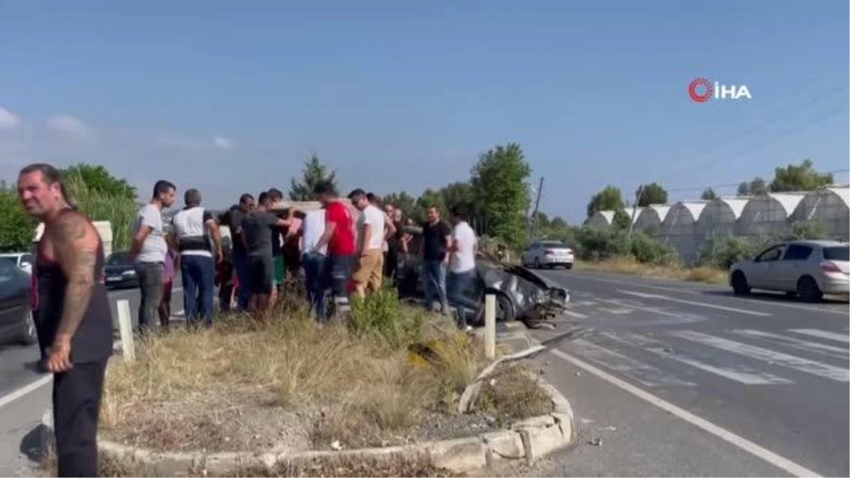 Antalya\'da trafik kazası: Yaralıları güneşten korumak için battaniye kullanıldı
