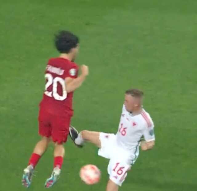 Yürekler ağza geldi! Ferdi Kadıoğlu'na yapılan faul kariyerini bitirebilirdi