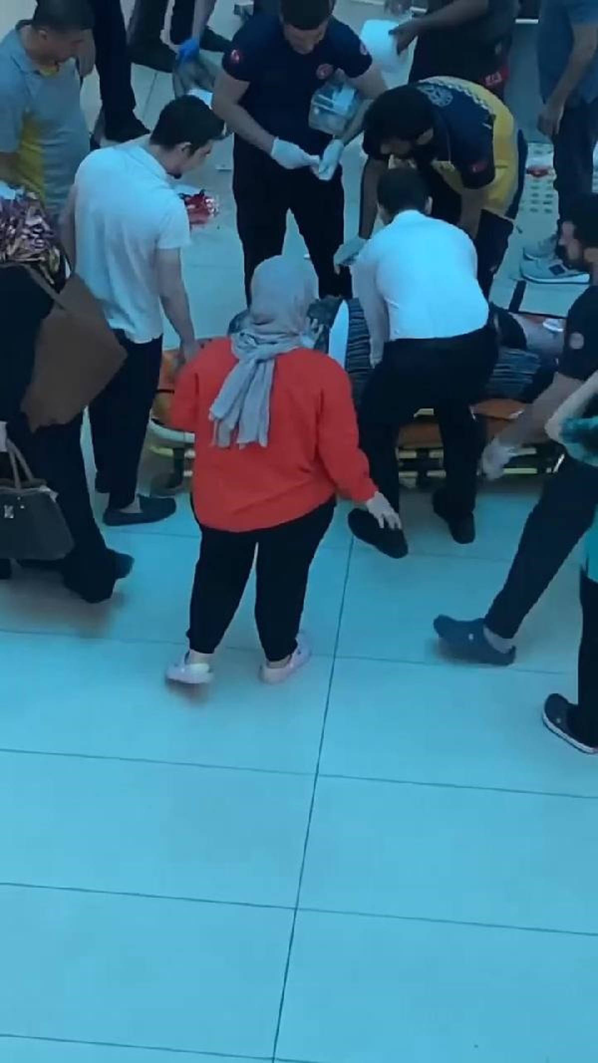 Zeytinburnu\'nda AVM\'de kadın yürüyen merdivenlerde düştü