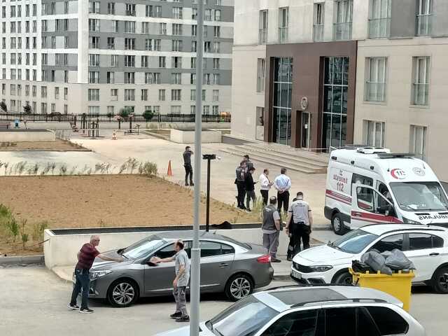 23'üncü kattan atlayan adam komşusunun üzerine düştü! 1 ölü, 1 yaralı 23'üncü kattan atlayan adam komşusunun üzerine düştü! 1 ölü, 1 yaralı