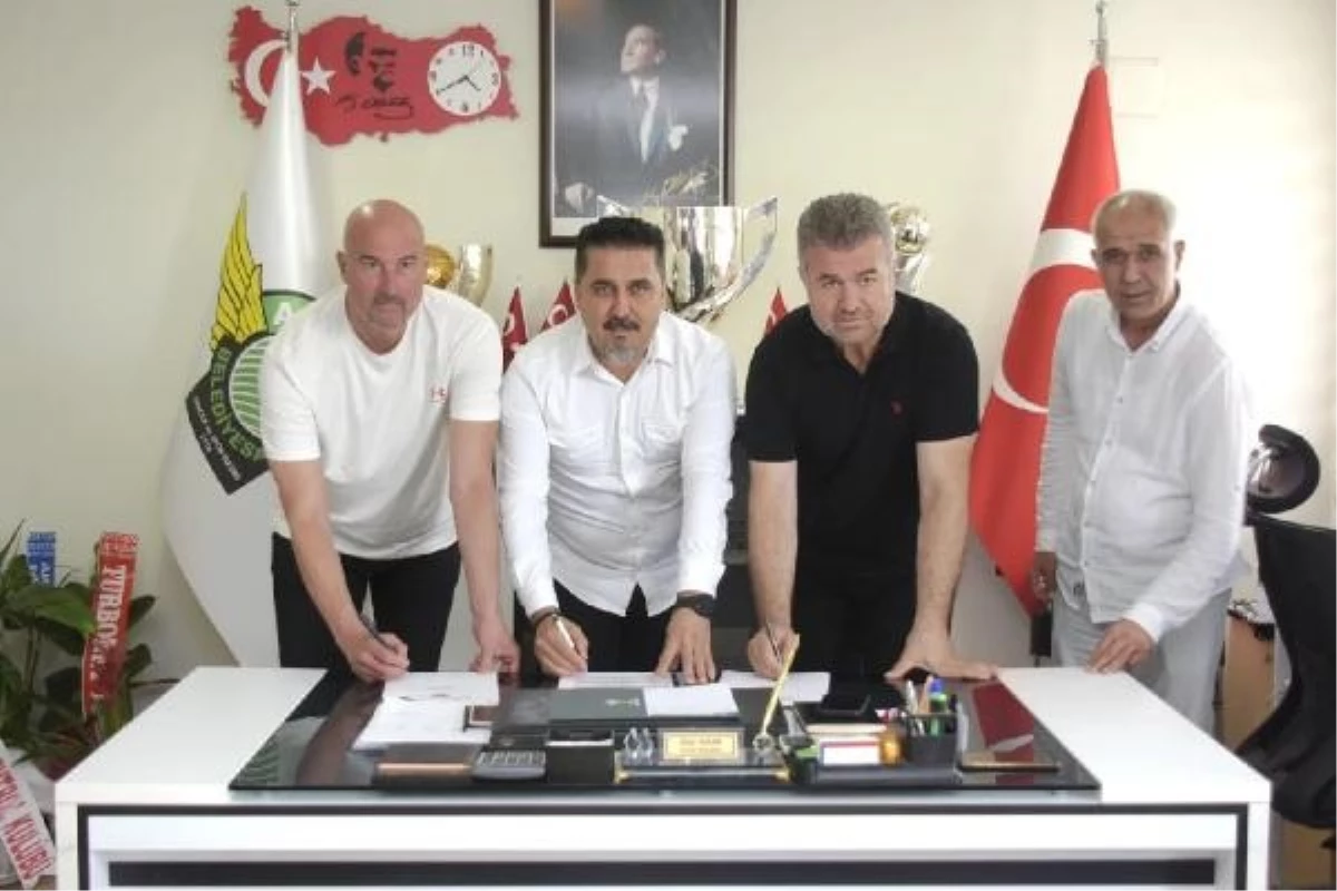 Akhisarspor, İlker Yanar ile teknik direktörlük sözleşmesi imzaladı
