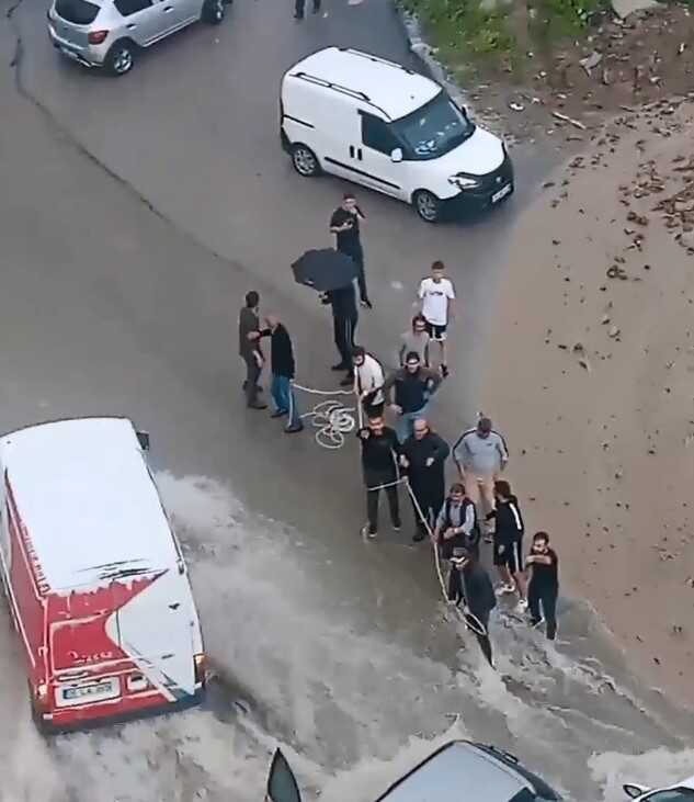 Ankara'da yoğun yağışta otomobiller sürüklendi, sürücü zor anlar yaşadı