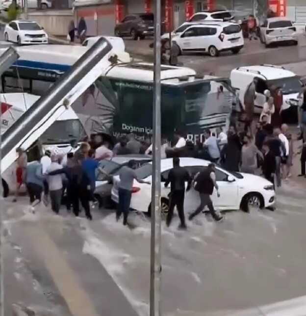 Ankara'da yoğun yağışta otomobiller sürüklendi, sürücü zor anlar yaşadı