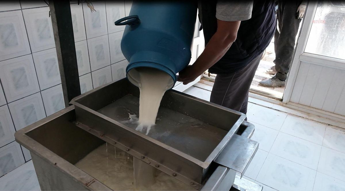 Antalya Büyükşehir Belediyesi, Elmalı\'daki Süt Üreticileri Kooperatifi\'ne Süt Soğutma Tankı Hibe Etti