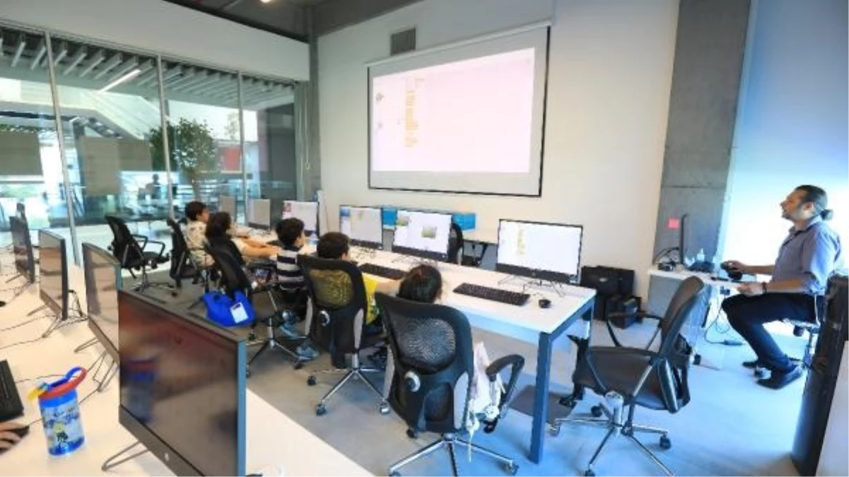Başakşehir\'de Çocuklara Robotik Kodlama Eğitimleri Başladı