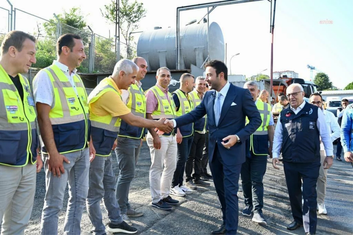 Beşiktaş Belediye Başkanı Rıza Akpolat, çalışanları ziyaret ederek bayramlaştı