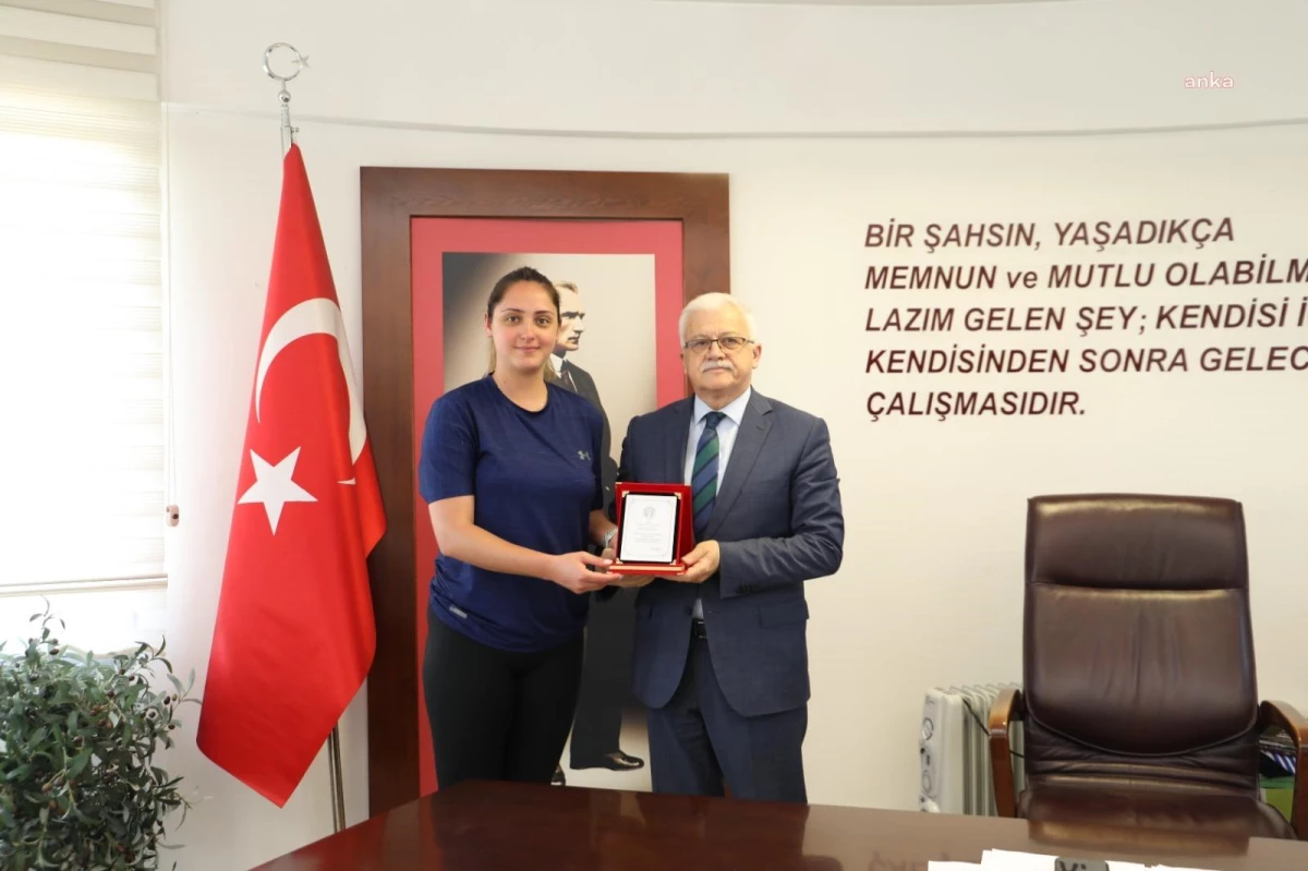 Çengelköy Voleybol Takımı, Burhaniye Belediye Başkanı\'na Onursal Başkanlık plaketi takdim etti