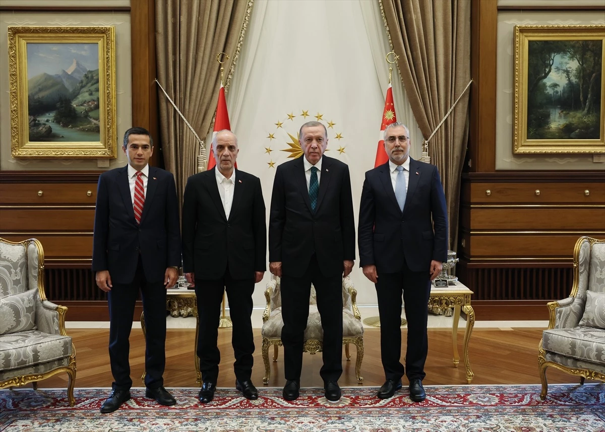Cumhurbaşkanı Erdoğan, TÜRK-İŞ ve TİSK yöneticilerini kabul etti