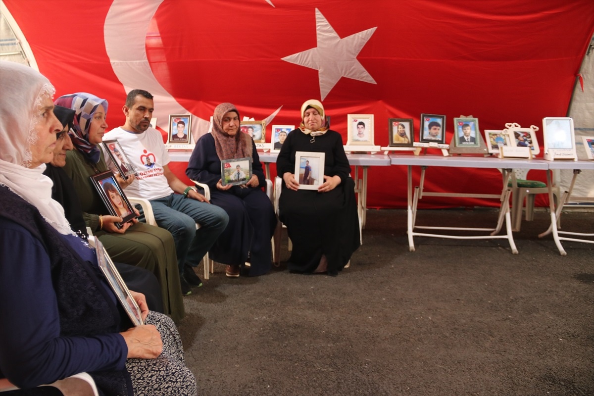 Diyarbakır Anneleri, HDP İl Binası Önünde Oturma Eylemiyle Evlatlarını İstiyor
