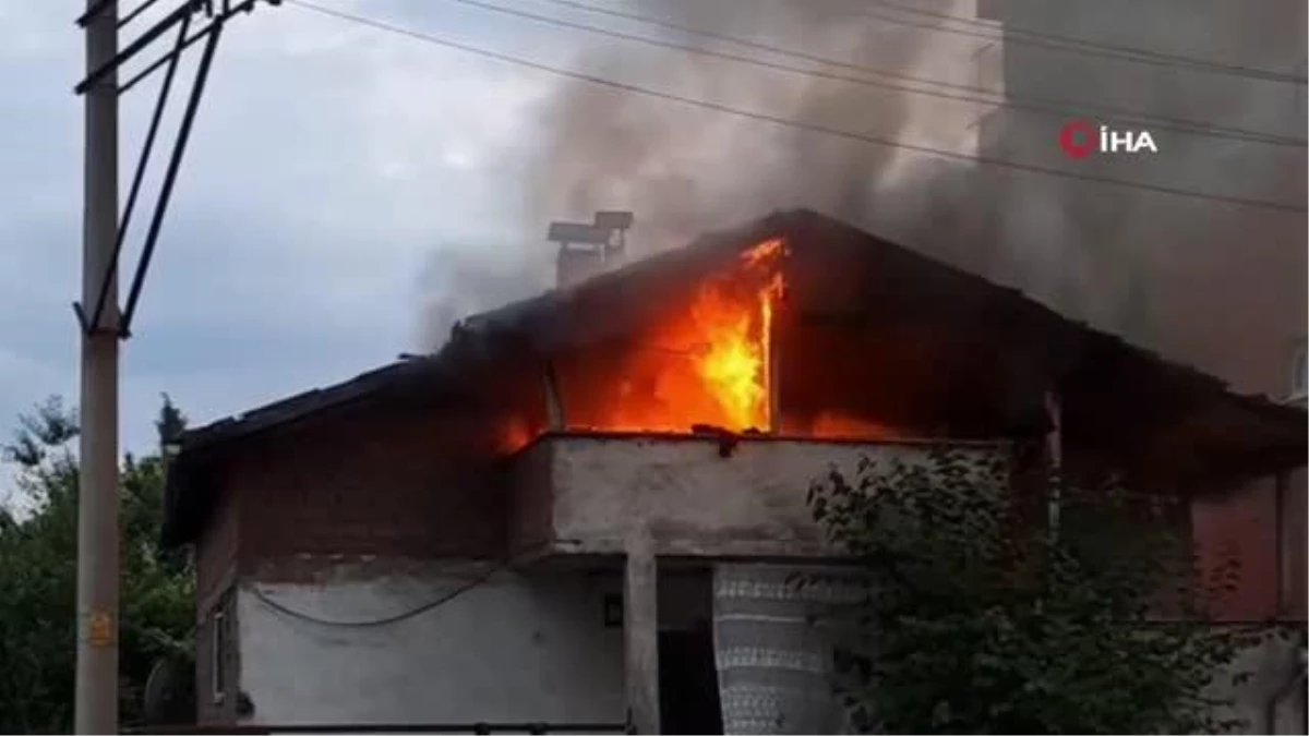Karabük\'te Ev Yangını: Çatı Katı Alevlere Teslim Oldu