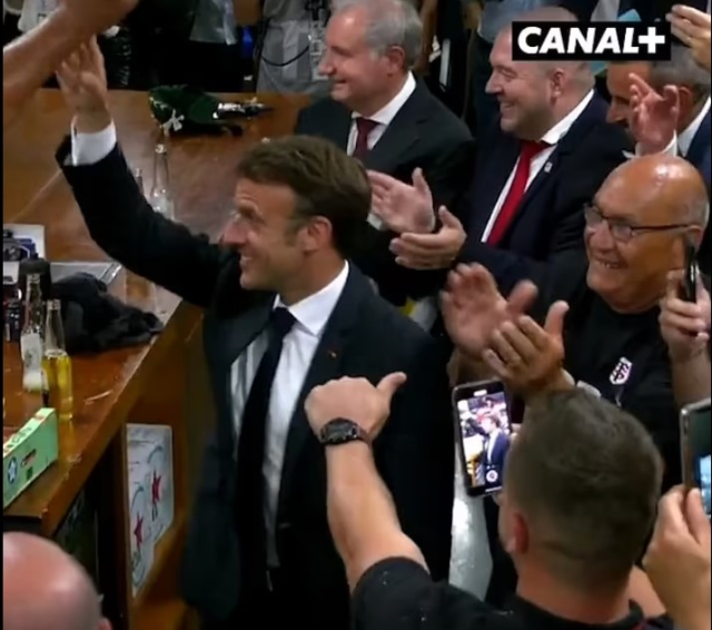 Fransa Cumhurbaşkanı Macron, bir bira şişesini tüketmesiyle 'toksik erkeklik' suçlamalarıyla karşı karşıya kaldı