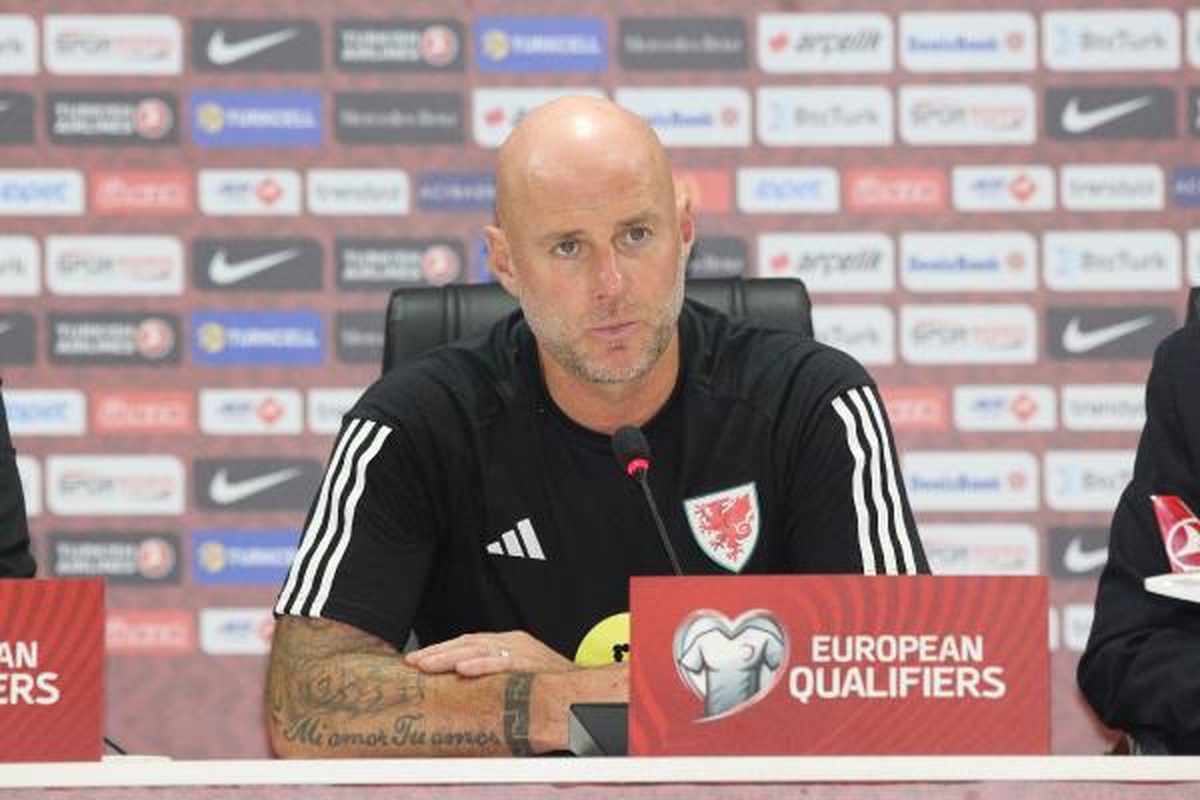 Galler Teknik Direktörü Rob Page: \'10 kişi kalana kadar iyiydik ama sonra her şey değişti\'