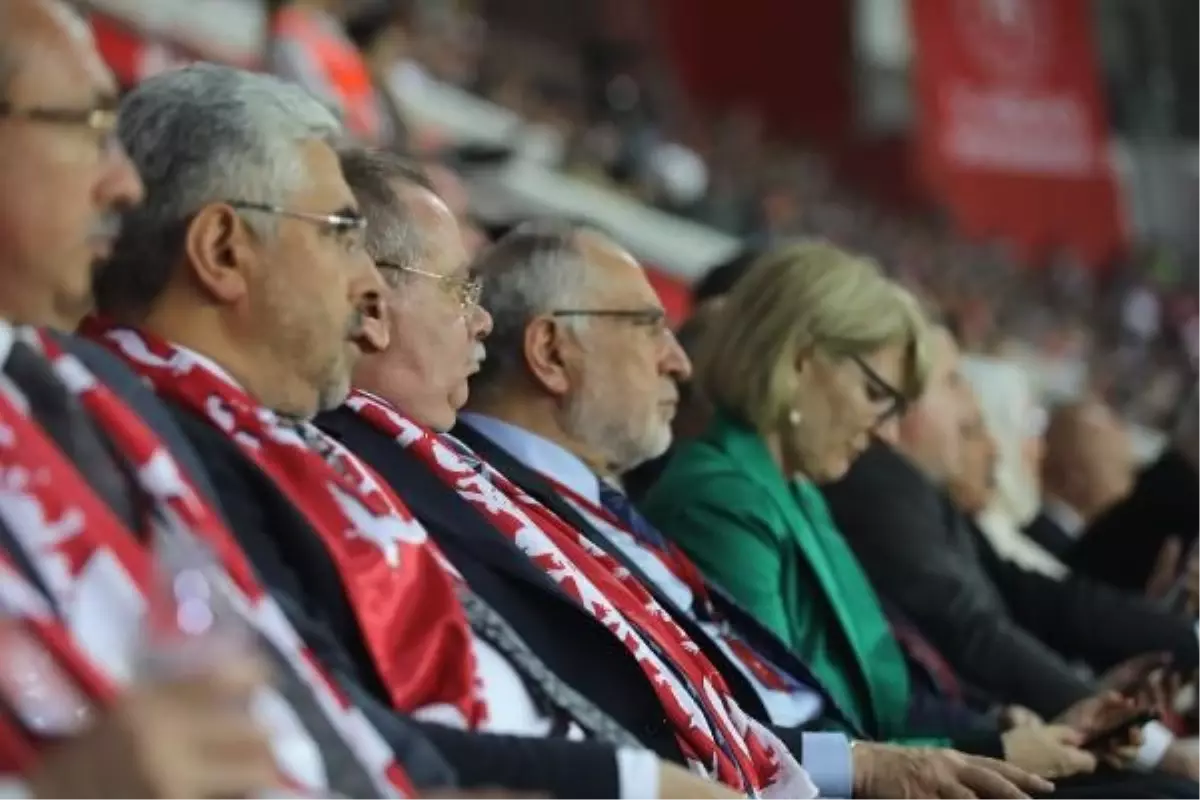 Gençlik ve Spor Bakanı Osman Aşkın Bak: \'Sayın Cumhurbaşkanımız arayıp tebrik etti, güzel bir galibiyet aldık\'