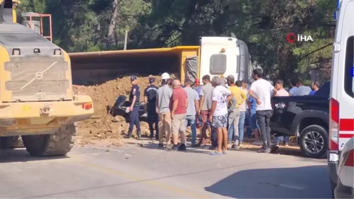 Muğla\'da Hafriyat Yüklü Kamyon Minibüsün Üzerine Devrildi: 1 Ölü, 2 Yaralı