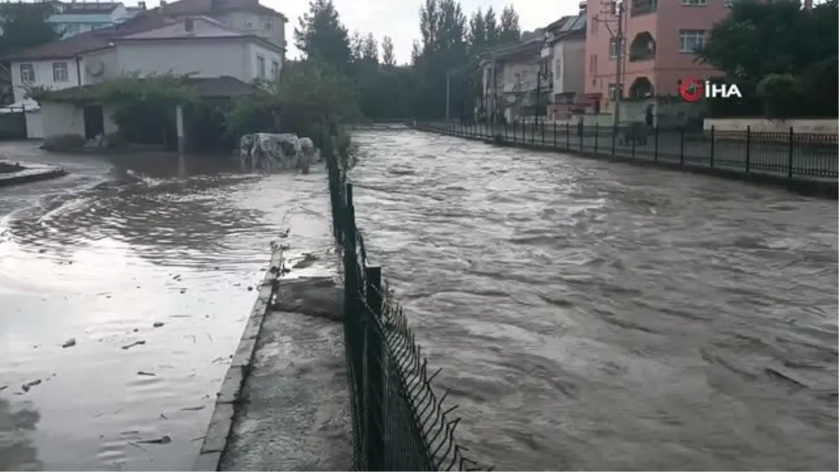 Havza\'da Dere Taştı, İlçede Sel Anonsları Yapılıyor