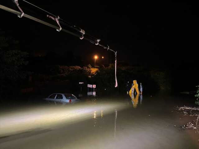 Hendek'te Şiddetli Sağanak Yağış hayatı olumsuz etkiliyor