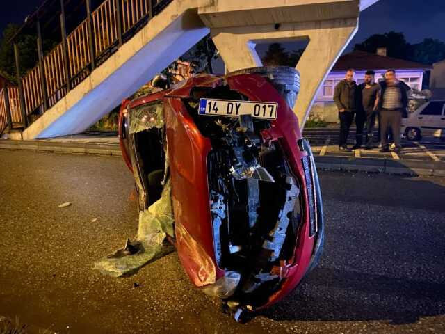 Hurdaya dönen otomobilin sürücüsü olay yerinden kaçtı Hurdaya dönen otomobilin sürücüsü olay yerinden kaçtı