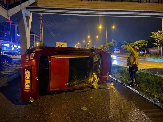 Hurdaya dönen otomobilin sürücüsü olay yerinden kaçtı Hurdaya dönen otomobilin sürücüsü olay yerinden kaçtı