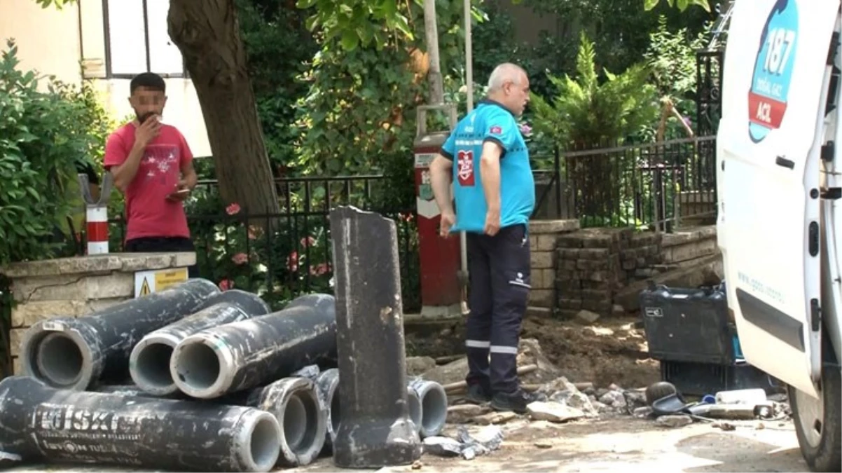 Kadıköy\'de doğal gaz borusu patladı, vatandaş sigarayla başında bekledi