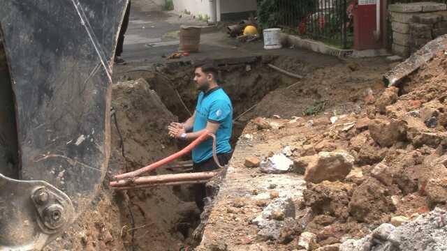 Kadıköy'de doğal gaz borusu patladı, vatandaş sigarayla başında bekledi