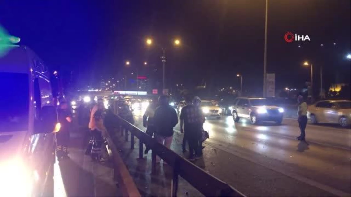 Kadıköy\'de Kontrolden Çıkan Otomobil Bariyere Saplandı