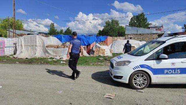 Kars''ta kadın kıyafetiyle dolaşan şüpheli psikolojik sorunları olan genç çıktı