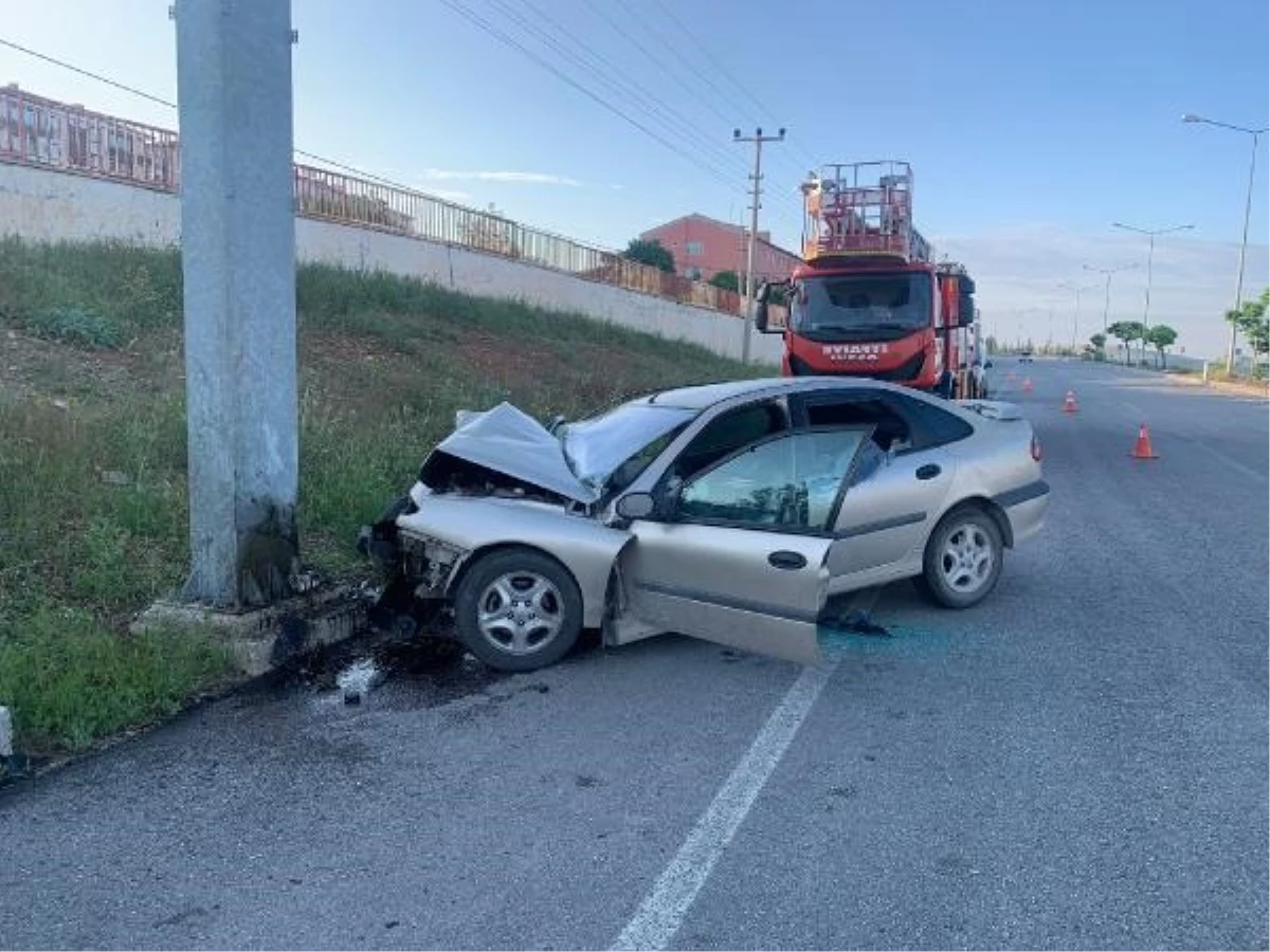 Kırıkkale\'de Otomobil Direğe Çarptı: 1 Ölü, 1 Yaralı