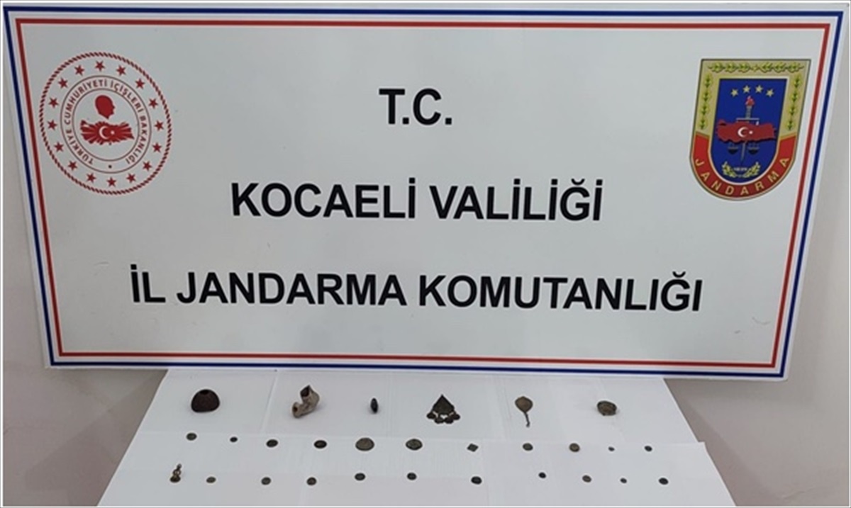 Kocaeli\'de bir araçta 28 tarihi eser ele geçirildi