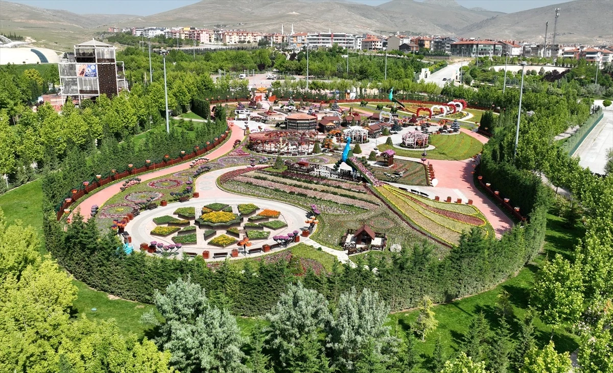 Konya\'daki 400 Bin Çiçekli Bahçe Ziyaretçilerini Ağırlıyor