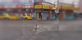 Lüleburgaz'da sağanak yağış yolları göle çevirdi