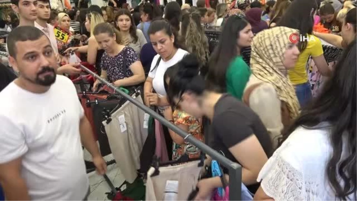 Adanalı Kadınlar İndirimli Ürünler İçin Mağaza Açılışında Yarıştı