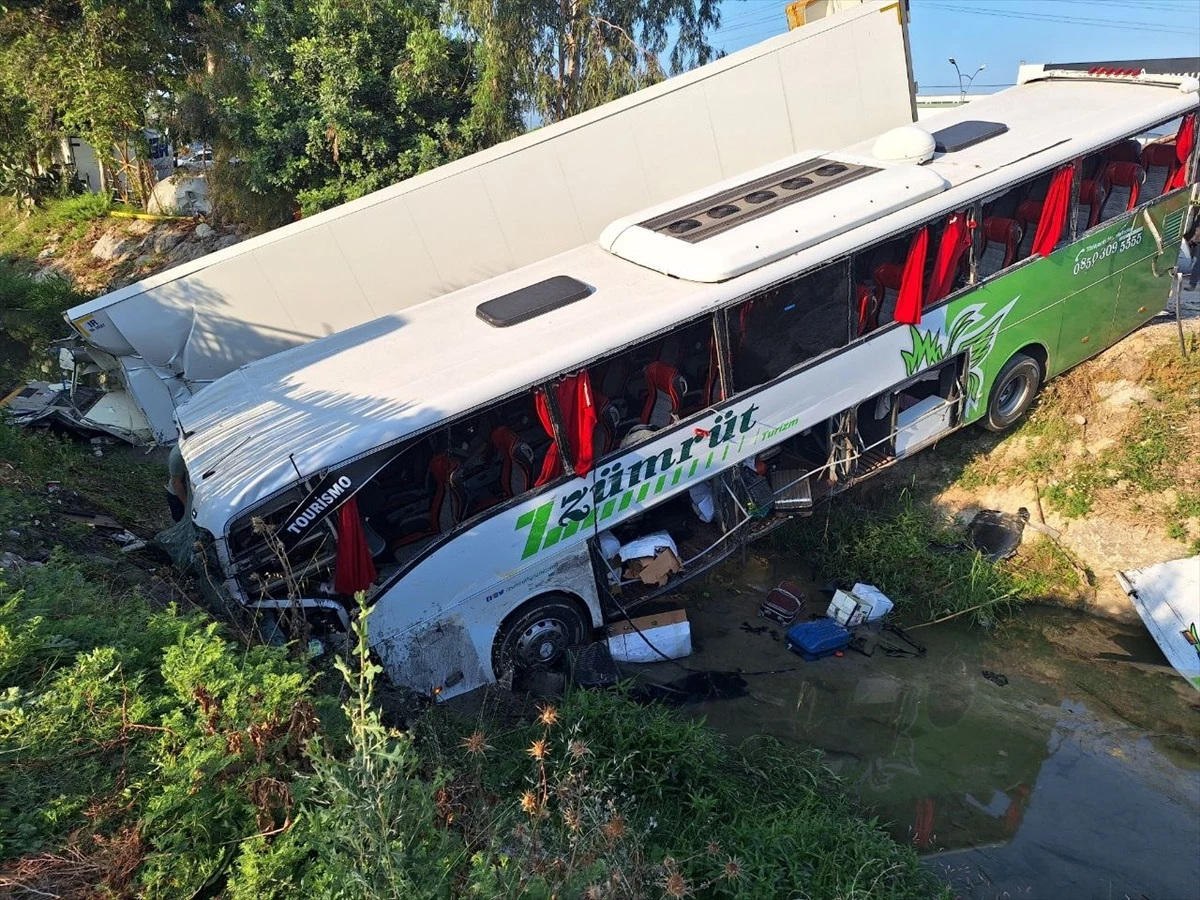Mersin\'de Otobüs-Kamyon Çarpışması: 2 Ölü, 27 Yaralı