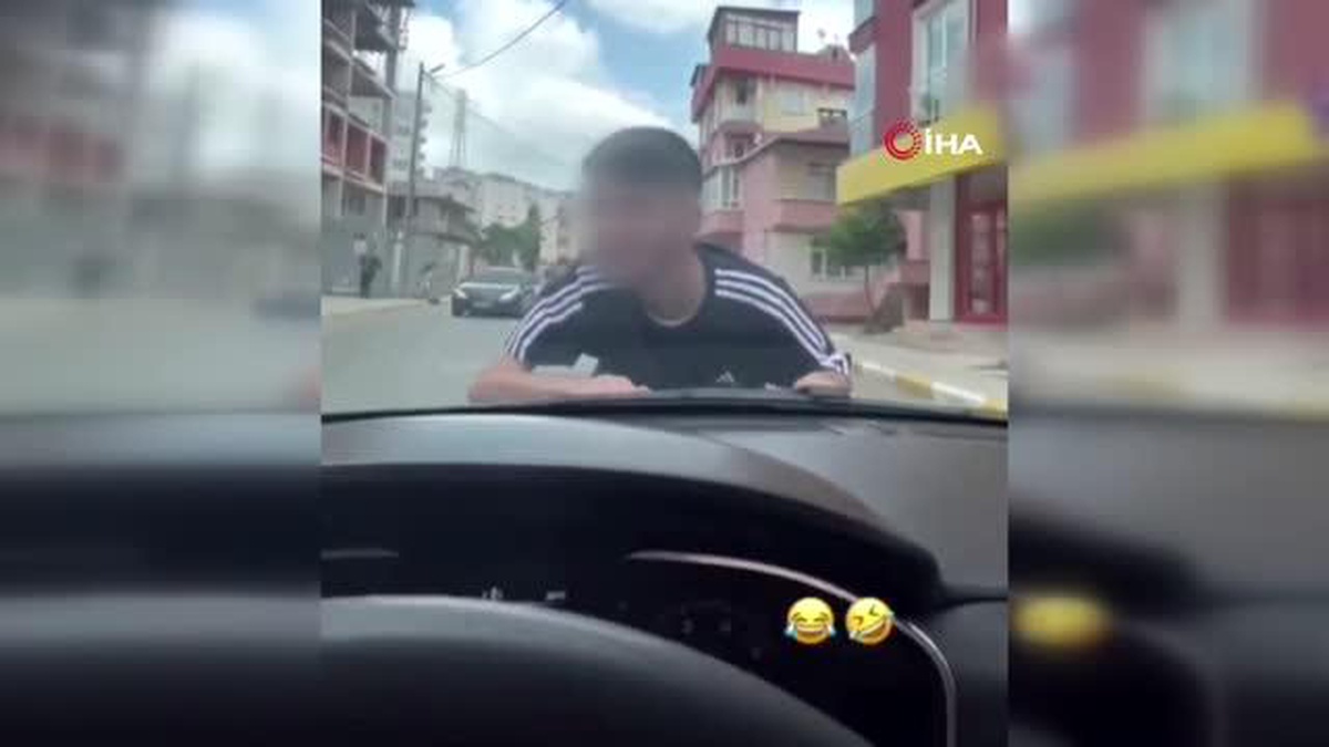 Otomobil Kaputunda Tehlikeli Yolculuk Kamerada