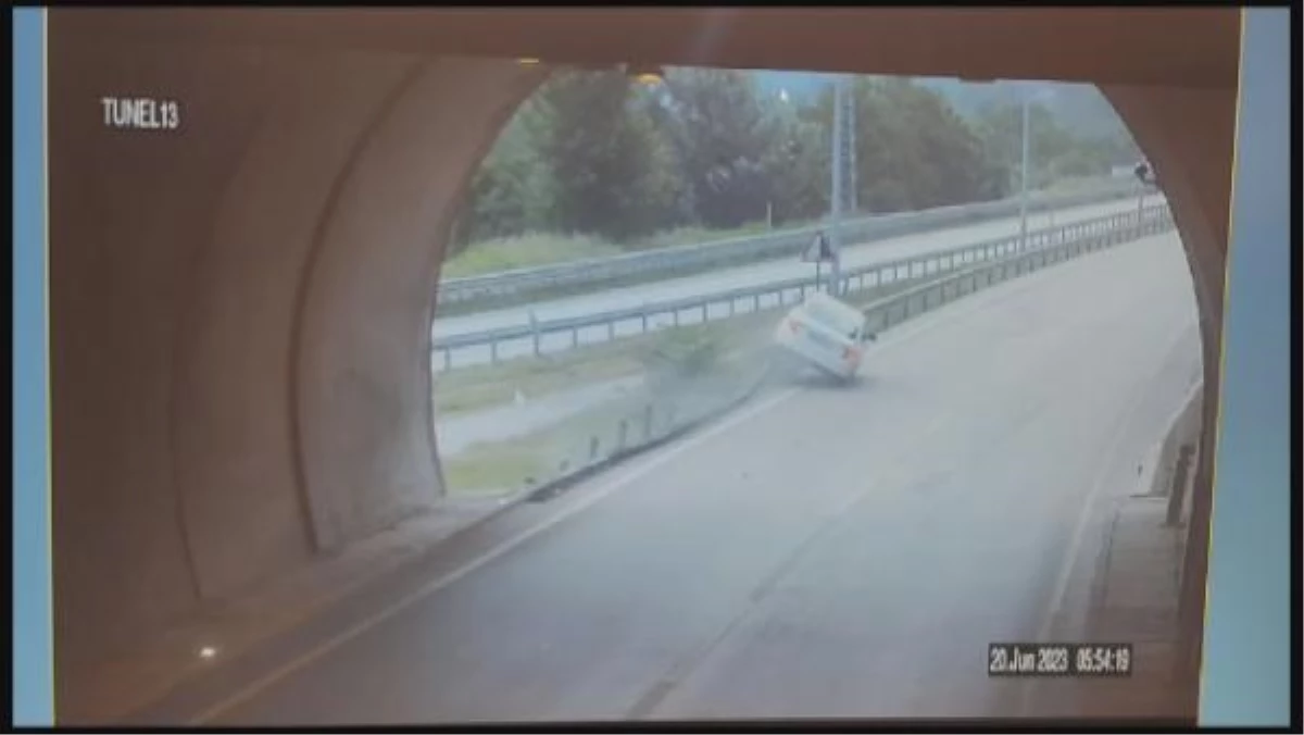 Amasya\'da tünel çıkışında kaza: Otomobil bariyere çıktı