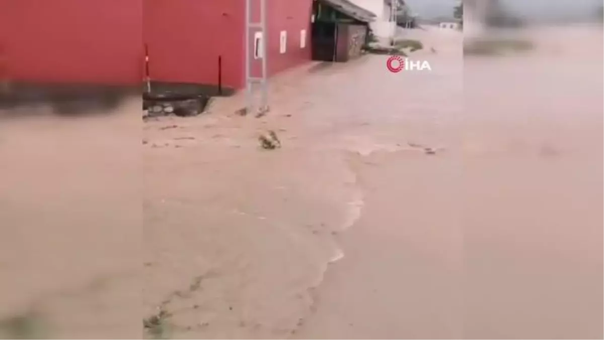 Tokat\'ta Sağanak Yağış Okul Bahçesini Şelaleye Dönüştürdü