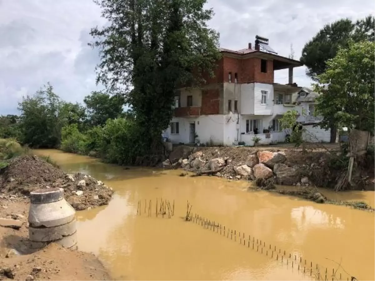 Sakarya\'da heyelan; köy yolu kapandı (2)