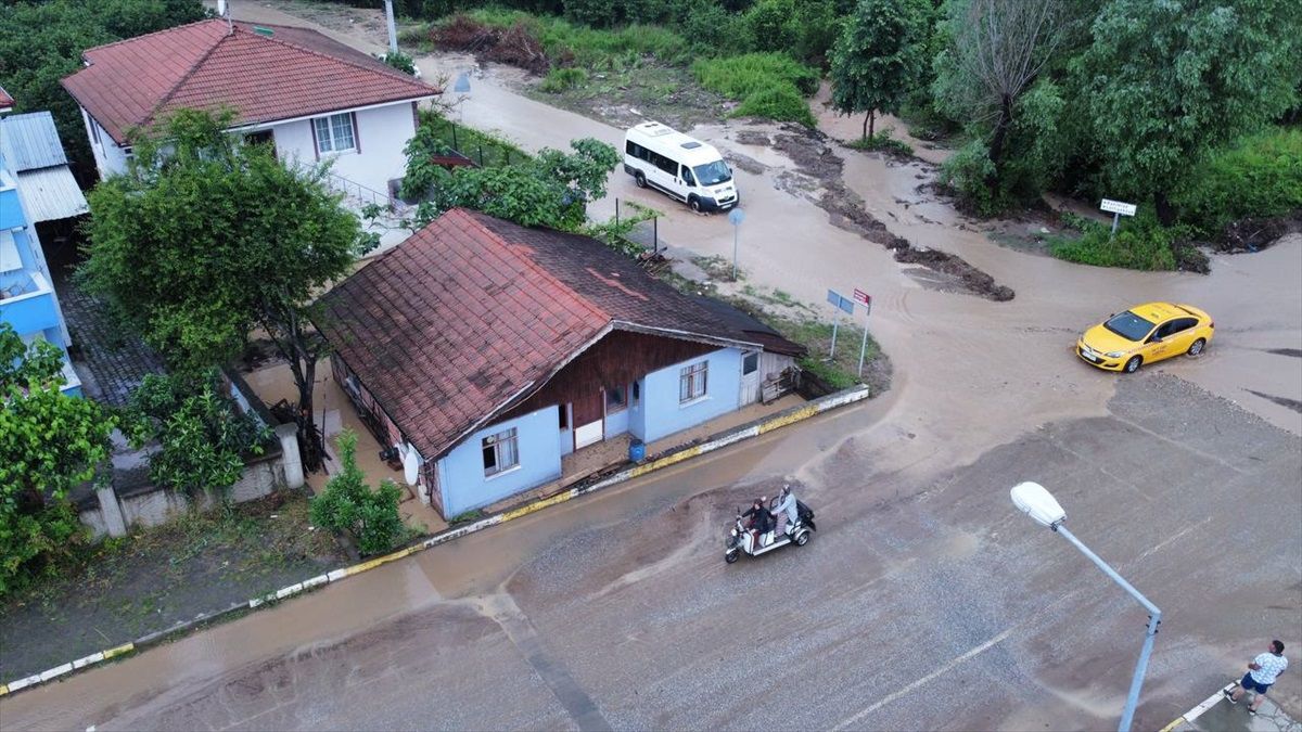 Sakarya\'da sağanak nedeniyle dereler taştı, evler ve yollar su altında kaldı