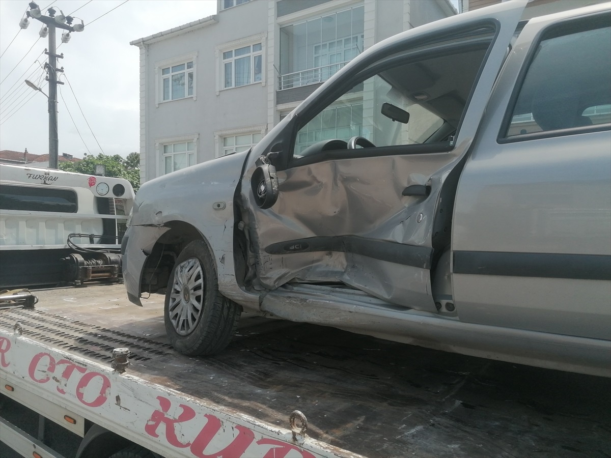 Samsun\'da hafif ticari araçla otomobil çarpıştı, 4 kişi yaralandı