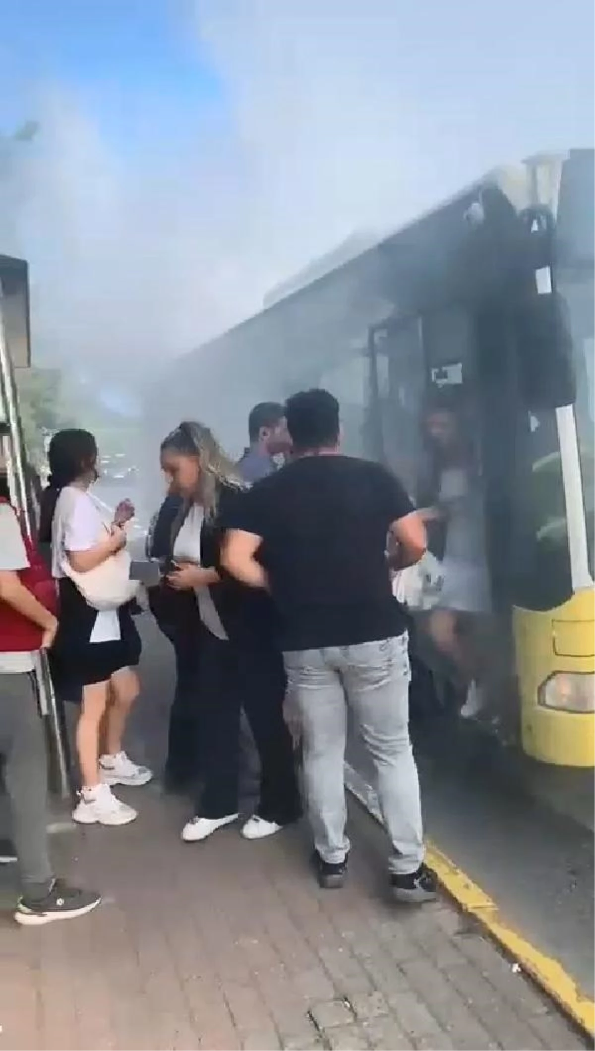 Sarıyer\'de İETT Otobüsünde Yangın Çıktı