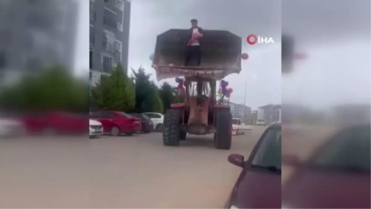 Kepçe operatörü sevdiği kıza kepçeyle evlilik teklifi yaptı