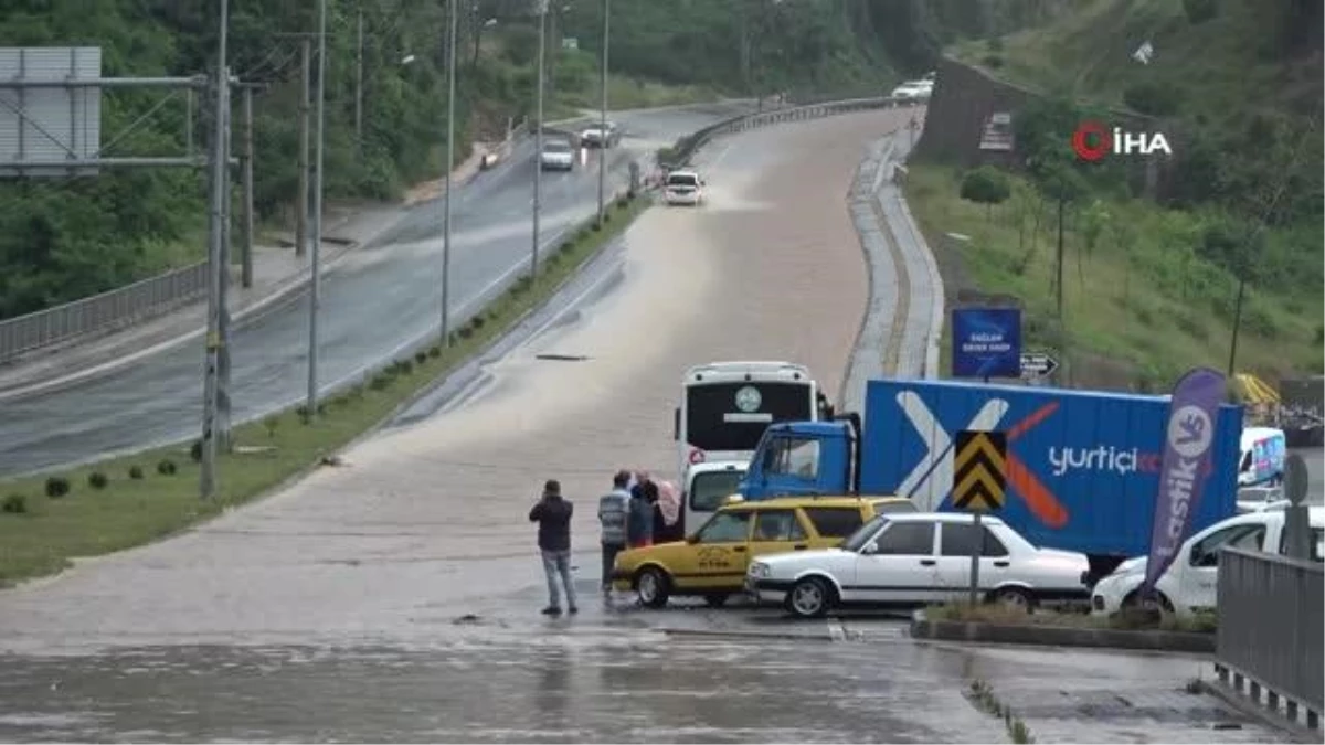 Zonguldak\'ta Kuvvetli Yağış Yol ve İş Yerlerini Su Bastı