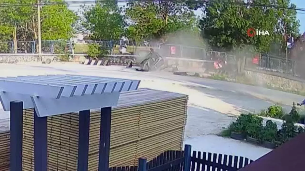 Tekirdağ'da meydana gelen feci kazada sürücü takla atan otomobilden yola böyle savruldu