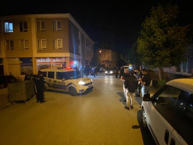 Mahalleyi karıştıran taciz iddiası! Şüpheliyi darp edip evini taşladılar Mahalleyi karıştıran taciz iddiası! Şüpheliyi darp edip evini taşladılar