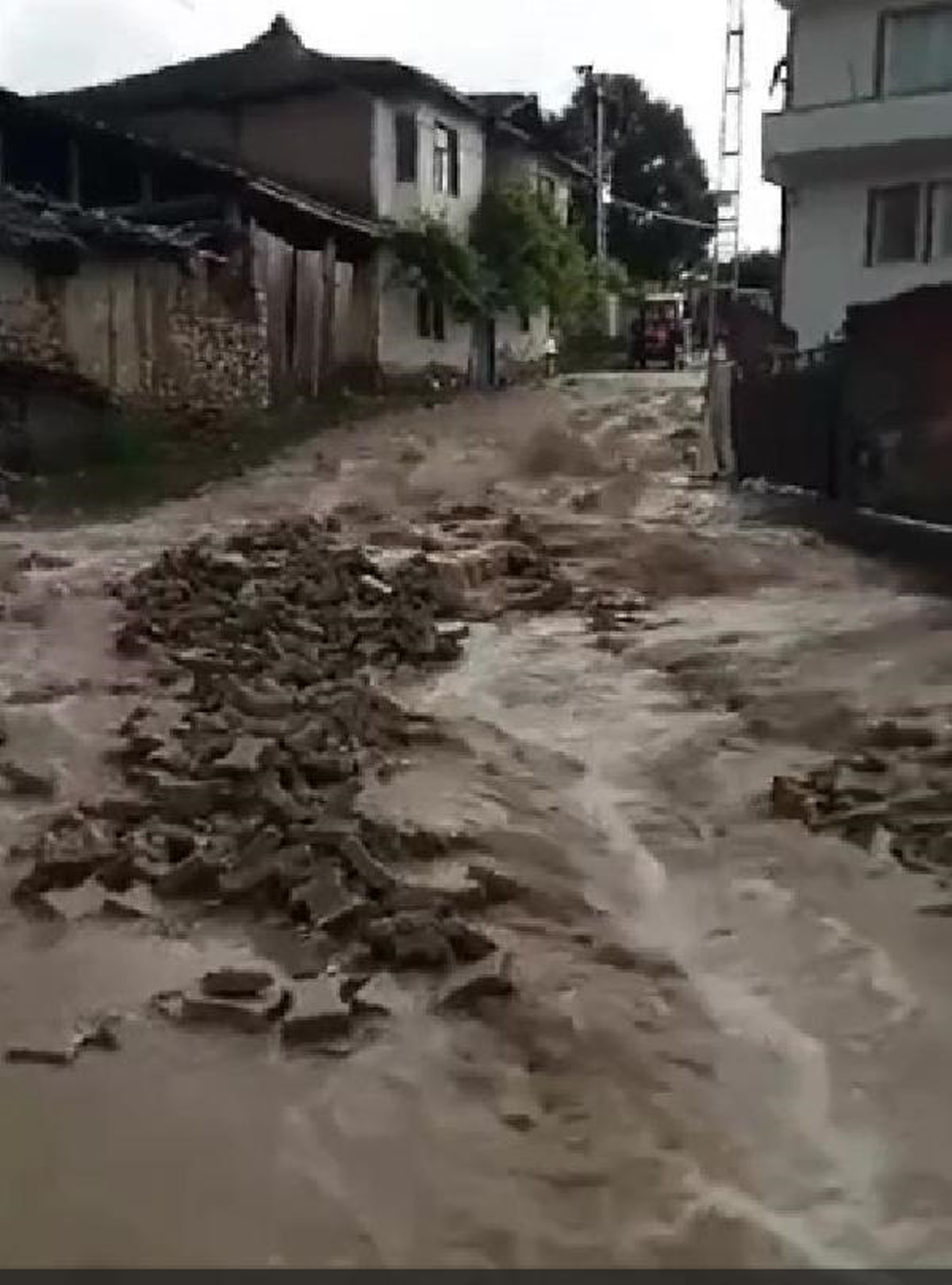 Tokat\'ta Sağanak Yağış Sele Neden Oldu