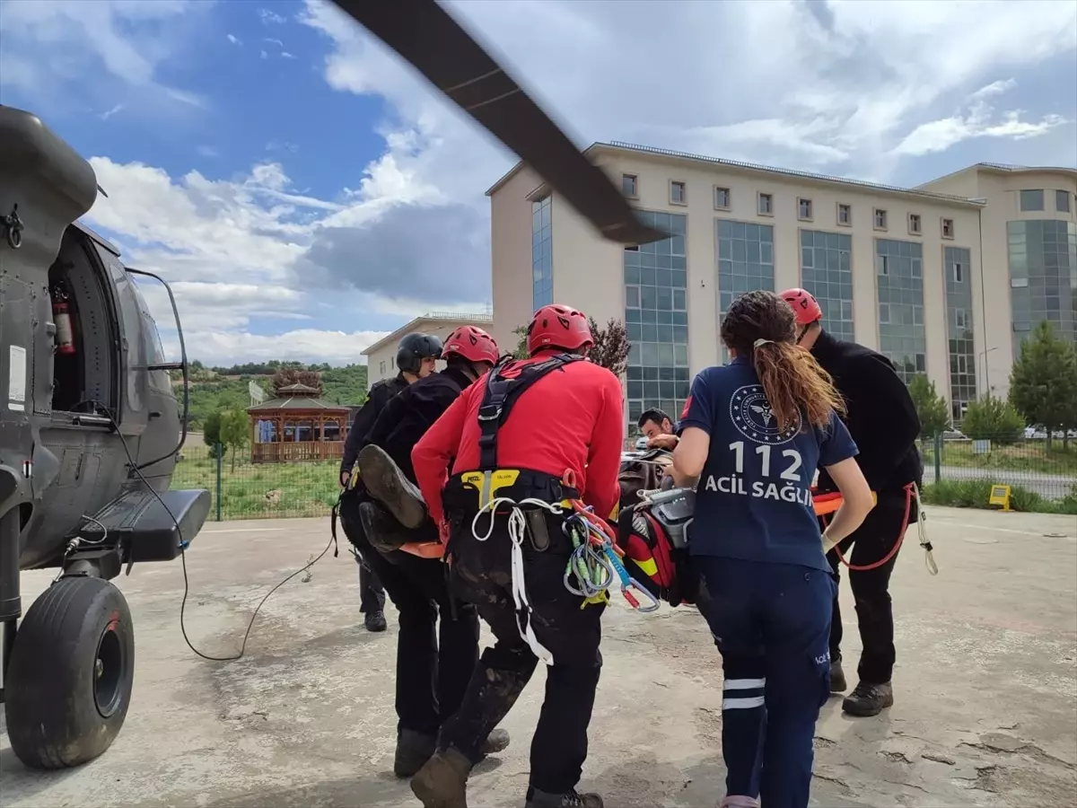 Tunceli\'de Çoban Kalp Krizi Geçirdi, Askeri Helikopterle Hastaneye Kaldırıldı